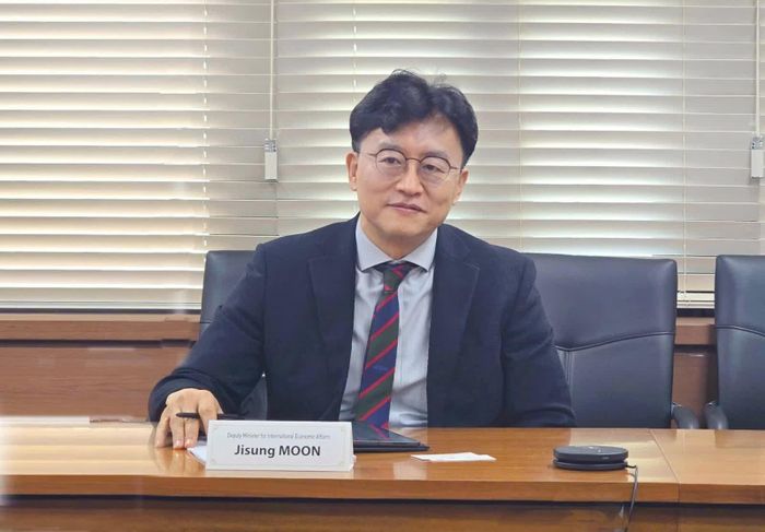 Thứ trưởng Bộ Kinh tế Tài chính Hàn Quốc Ji Sung Moon lắng nghe những thông tin từ Thứ trưởng Trần Quốc Phương, ngày 8/9/2026. Ảnh: Nguyễn Hoàng Linh