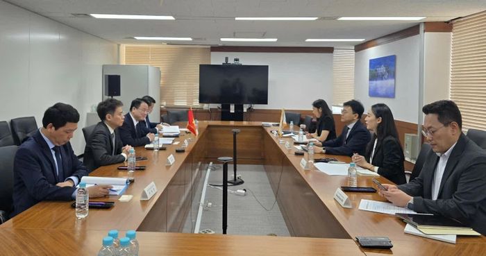Quang cảnh buổi làm việc với Thứ trưởng Bộ Kinh tế Tài chính Hàn Quốc Ji Sung Moon. Ảnh: Nguyễn Hoàng Linh