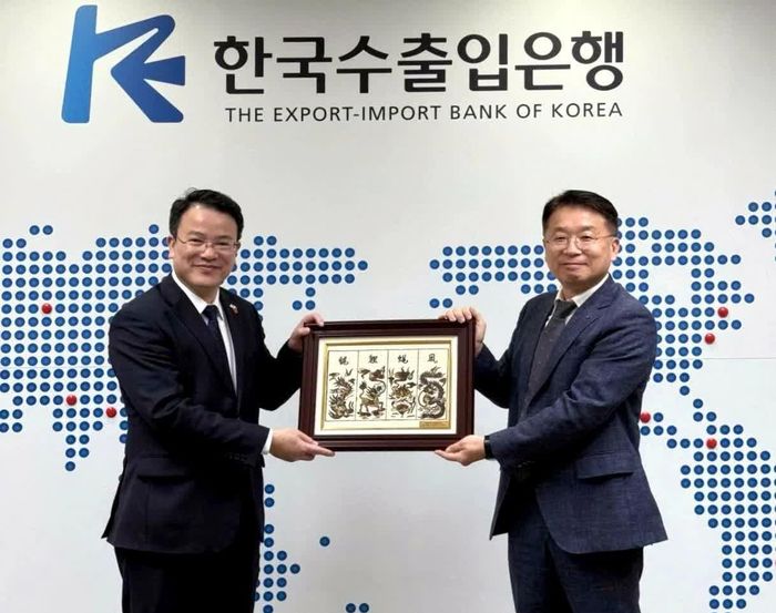 Thứ trưởng Trần Quốc Phương tặng quà lưu niệm tới ông Junh Hwa Seo, Phó Chủ tịch Ngân hàng Xuất nhập khẩu Hàn Quốc (KEXIM), ngày 7/9/2026. Ảnh: Nguyễn Hoàng Linh