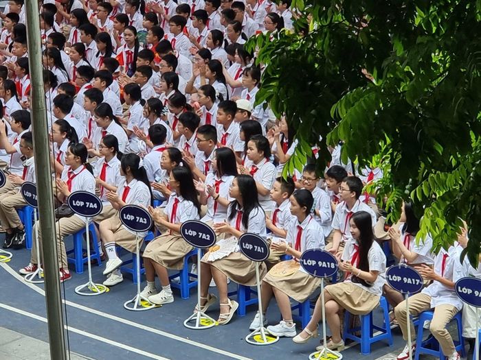 Hai ảnh trên: Quang cảnh khai giảng giảng năm học mới 2026 -2027 sáng 5/9/2026 tại Trường THCS Nghĩa Tân, phường Nghĩa Đô, Hà Nội. Ảnh: Xuân Cường.↵