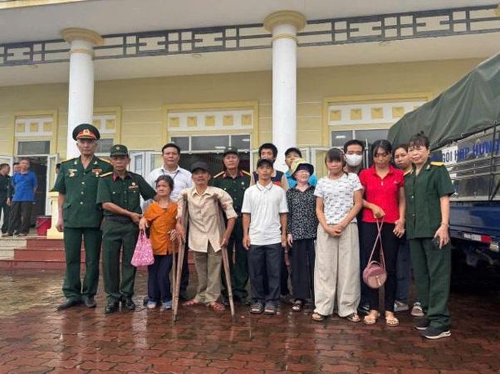 Đại tá Nguyễn Hông Châu tặng quà tại Thạch Thất.
