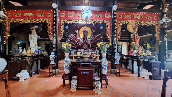 Không gian chánh điện với hệ thống tượng thờ và những chi tiết nghệ thuật mang dấu ấn của ngôi cổ tự lâu đời. Ảnh: Tường Quang