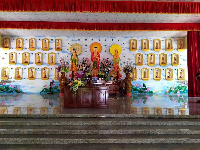 Không gian thờ Phật trang nghiêm tại chùa Tiên Châu, với hệ thống tượng thờ được bài trí cân đối trong khu vực chánh điện. Ảnh: Tường Quang