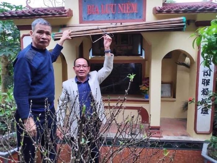 Thành Đô (bên phải) cùng Anh hùng Lực lượng vũ trang nhân dân Trịnh Minh Đích trước nhà bia lưu niệm. Ảnh: Thành Đô