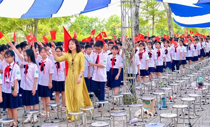 Cô và trò Trường THCS Lê Quý Đôn bước vào năm học đầu tiên sau khi đổi tên ↵