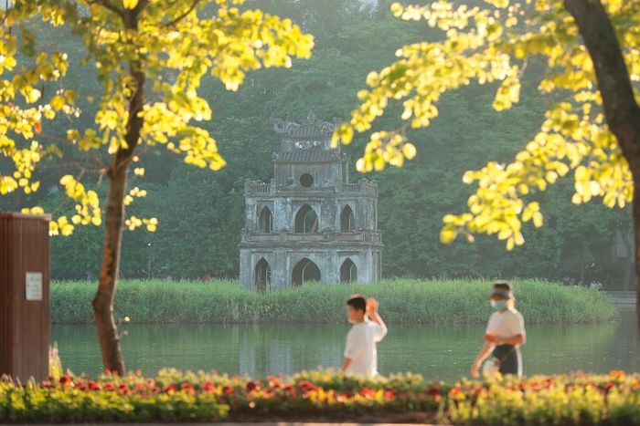 Khu vực Hà Nội ngày nắng, đêm có mưa rào và dông vài nơi. Ảnh minh họa