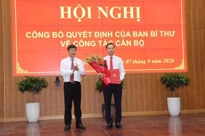 Phó Trưởng Ban tổ chức Trung ương Nguyễn Thành Tâm tặng hoa chúc mừng tân Phó Bí thư Tỉnh ủy Đồng Tháp Nguyễn Thanh Nhàn