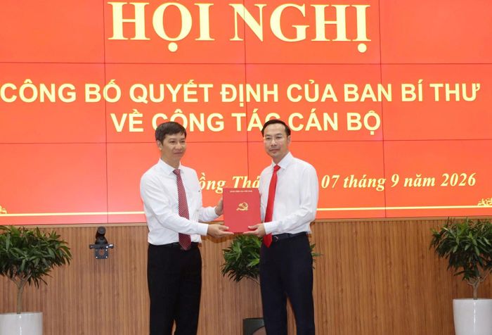 Phó Trưởng Ban tổ chức Trung ương Nguyễn Thành Tâm trao Quyết định của Ban Bí thư cho ông Nguyễn Thanh Nhàn, giữ chức Phó Bí thư Tỉnh ủy Đồng Tháp
