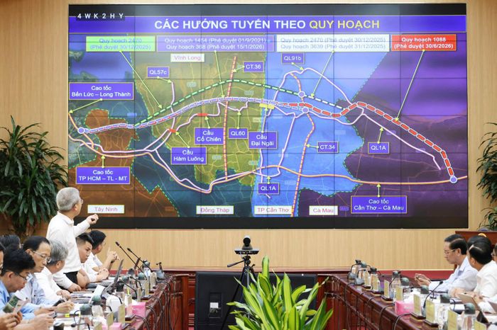 Đơn vị tư vấn thiết kế trình bày các hướng tuyến Dự án CT.33