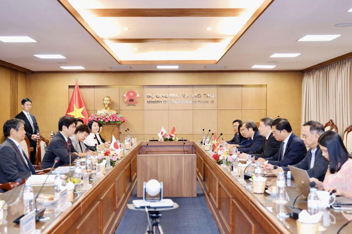 Quang cảnh buổi làm việc