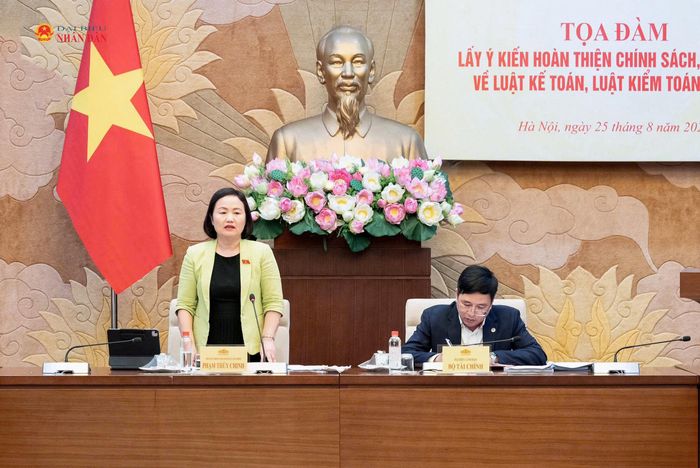 Phó Chủ nhiệm Ủy ban Kinh tế và Tài chính Phạm Thúy Chinh điều hành tọa đàm