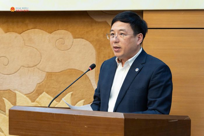 Cục trưởng Cục Giám sát kế toán và kiểm toán Đặng Quyết Tiến trình bày những nội dung chính của dự án Luật
