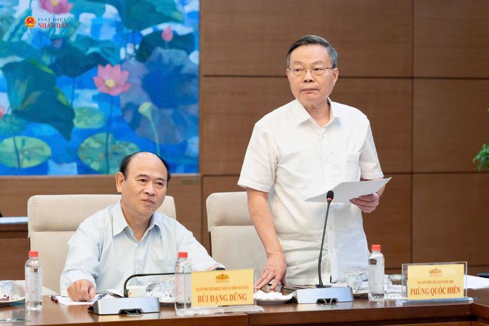 Nguyên Phó Chủ tịch Quốc hội Phùng Quốc Hiển phát biểu tại tọa đàm