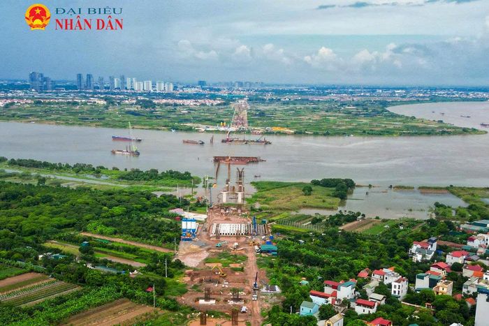 Theo ghi nhận của phóng viên, tại tuyến đê Hữu Hồng đoạn qua xã Thanh Trì (Hà Nội), liên danh nhà thầu đã hoàn tất toàn bộ hạng mục cọc khoan nhồi tại hai trụ tháp của phần cầu chính