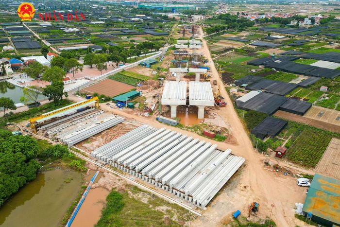 Cũng theo ghi nhận, để đảm bảo nguồn cung cho công đoạn này, hai bãi đúc dầm quy mô lớn đã được thiết lập ngay tại công trường phía Hưng Yên nhằm phục vụ trực tiếp cho hạng mục cầu cạn