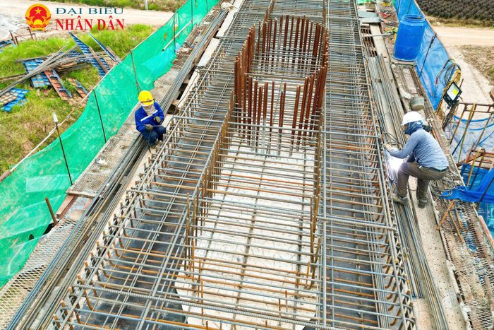 Về quy mô thiết kế, cây cầu này trải dài tổng cộng 7,5km, trong đó phần đường chạy qua địa phận Thủ đô Hà Nội dài khoảng 5,4km, và đoạn nối sang Hưng Yên dài 2,1km. Mặt cầu được thiết kế rộng tới 30m, đảm bảo không gian di chuyển rộng rãi với 4 làn dành riêng cho ôtô và 2 làn xe hỗn hợp