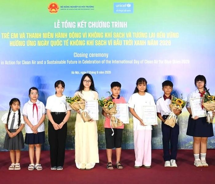 Ban tổ chức trao Giải hạng mục cá nhân Thử thách sáng tạo “Em kể chuyện không khí”