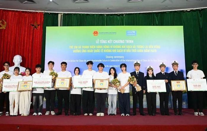 Ban tổ chức trao giải cho 6 đội xuất sắc lọt vào vòng chung kết cuộc thi “Sáng tạo trẻ - Hành động vì bầu không khí trong lành“