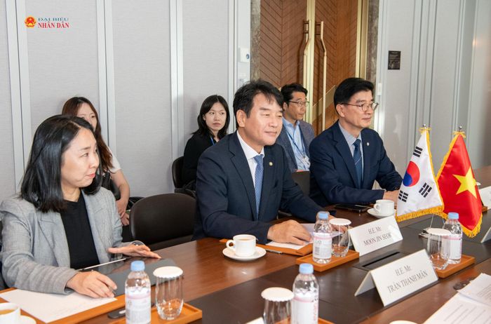Chủ tịch Nhóm Nghị sĩ hữu nghị (NSHN) Hàn Quốc - Việt Nam Moon Jin Seok phát biểu tại cuộc tiếp