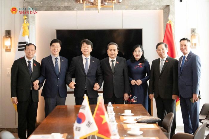 Chủ tịch Quốc hội Trần Thanh Mẫn và Chủ tịch Nhóm Nghị sĩ hữu nghị (NSHN) Hàn Quốc - Việt Nam Moon Jin Seok cùng các đại biểu Việt Nam