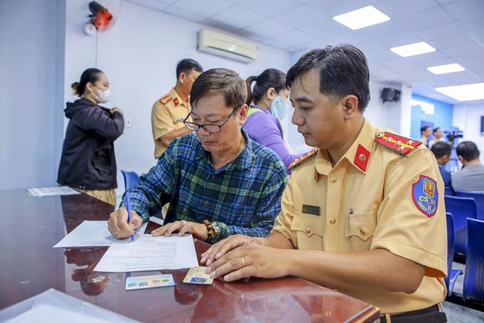 Lực lượng Cảnh sát giao thông hướng dẫn người dân hoàn thiện hồ sơ cấp lại giấy phép lái xe