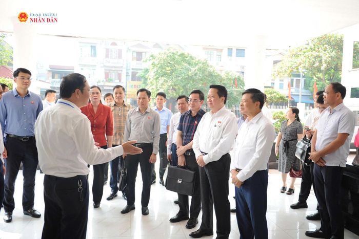 Đoàn giám sát khảo sát tại trụ sở UBND phường Bắc Giang