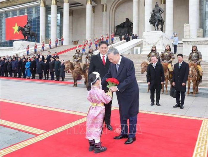 Thiếu nhi Thủ đô Ulaanbaatar tặng hoa, chào mừng Tổng Bí thư, Chủ tịch nước Tô Lâm trong chuyến thăm cấp Nhà nước tới Mông Cổ năm 2024. Ảnh: TTXVN