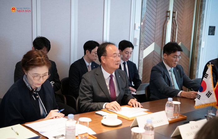 Giám đốc điều hành LG Moon Hyuk-soo phát biểu tại cuộc tiếp