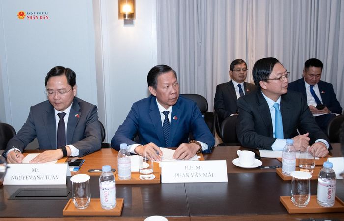 Đại biểu Việt Nam dự cuộc tiếp