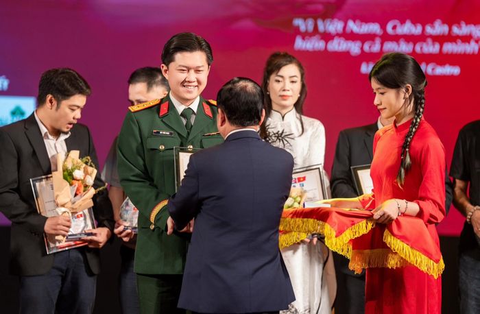 Đồng chí đã dùng tài năng nghệ thuật, lòng nhiệt huyết và trái tim trân trọng lịch sử để thắp sáng và nối dài nhịp cầu hữu nghị thiêng liêng giữa hai dân tộc Việt - Lào.