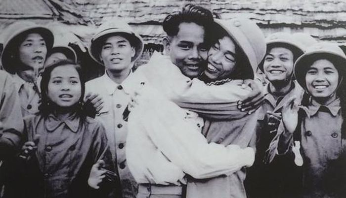 Hình ảnh cảm động khi bộ đội tình nguyện Việt Nam chia tay các bạn Lào trước lúc trở về nước, năm 1961. (Ảnh tư liệu: Quân đội nhân dân)