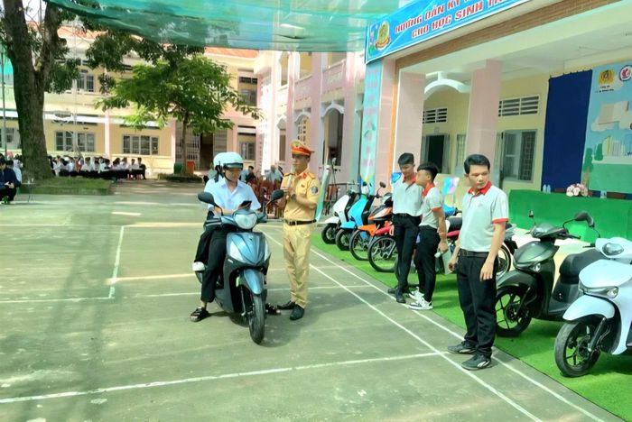 CSGT Đồng Tháp hướng dẫn kỹ năng điều khiển phương tiện