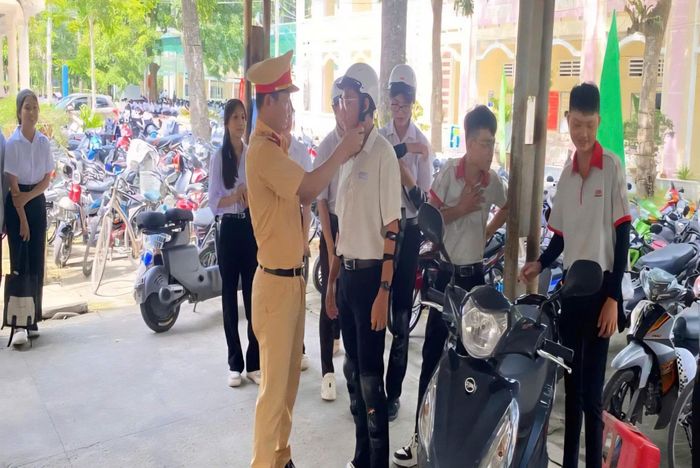 CSGT Đồng Tháp hướng dẫn học sinh đội mũ bảo hiểm đúng cách
