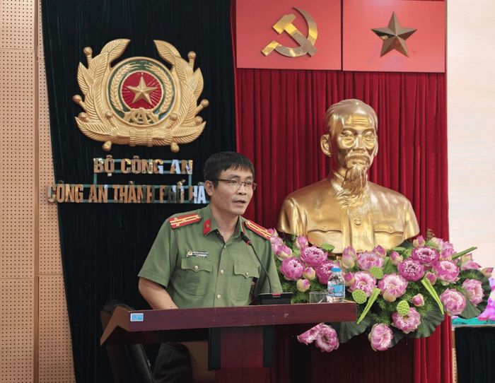 Thượng tá Nguyễn Song Toàn, Phó Trưởng phòng Tham mưu trình bày báo cáo tại hội nghị.