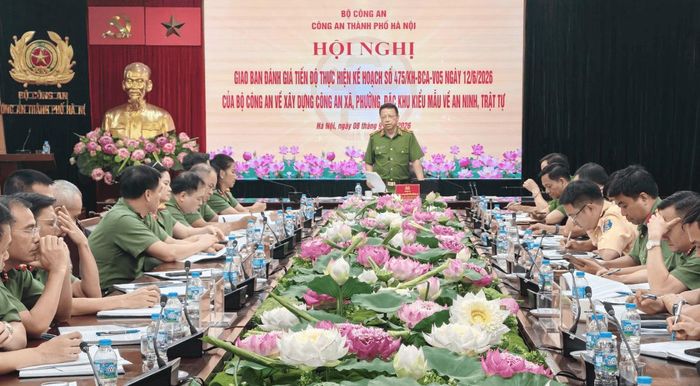 Thiếu tướng Nguyễn Hồng Ky – Phó Giám đốc CATP Hà Nội điều hành nội dung tham luận.
