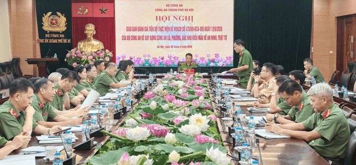 Đại diện Ban Chỉ huy phòng chức năng thảo luận các nội dung tại hội nghị.