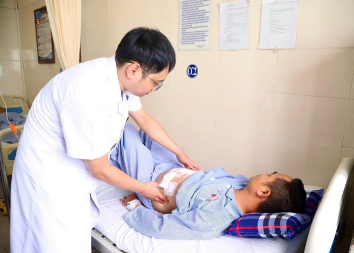 Bác sĩ kiểm tra tình trạng người bệnh sau phẫu thuật. Ảnh: BVCC