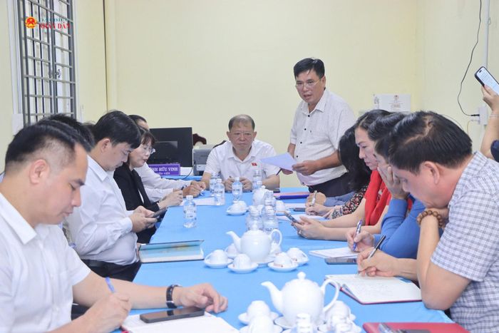 Đoàn giám sát làm việc tại điểm tiếp công dân phường Phước Hậu. Ảnh: Vũ Châu