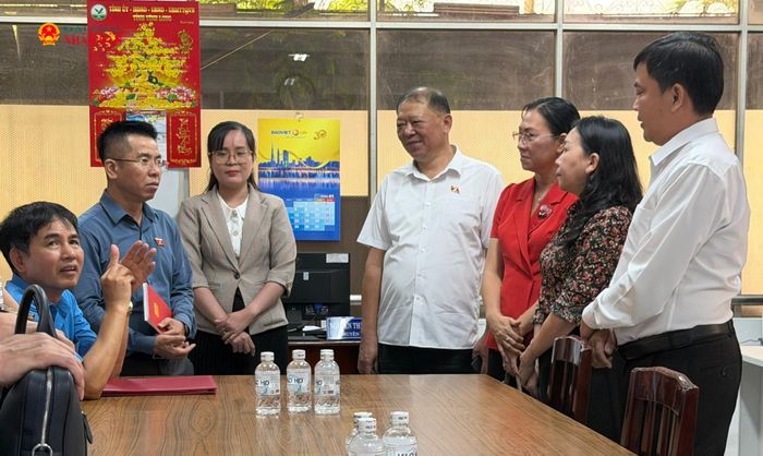 Phó Chủ nhiệm Ủy ban Dân nguyện và Giám sát Lò Việt Phương trò chuyện cùng cán bộ Ban tiếp Công dân tỉnh Vĩnh Long. Ảnh: Vũ Châu