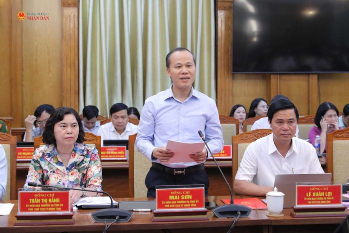 Phó Chủ tịch Thường trực Ủy ban Nhân dân tỉnh Bắc Ninh Mai Sơn báo cáo việc thực hiện chính sách, pháp luật các lĩnh vực văn hóa - xã hội trên địa bàn tỉnh