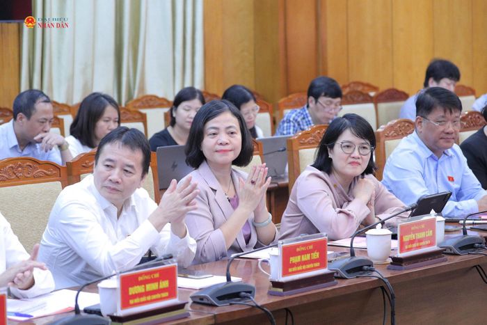 Các thành viên Đoàn giám sát tham dự cuộc làm việc