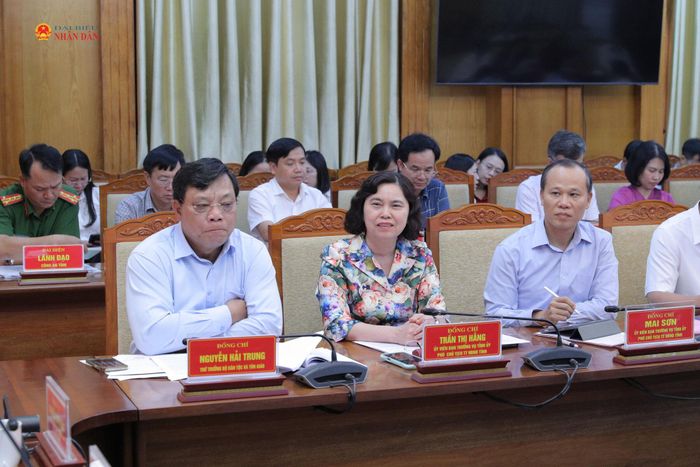 Các đại biểu tham dự cuộc làm việc