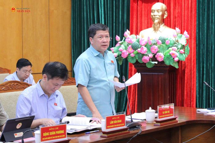 Phó Chủ nhiệm Ủy ban Văn hóa và Xã hội Tạ Văn Hạ trình bày dự thảo báo cáo giám sát