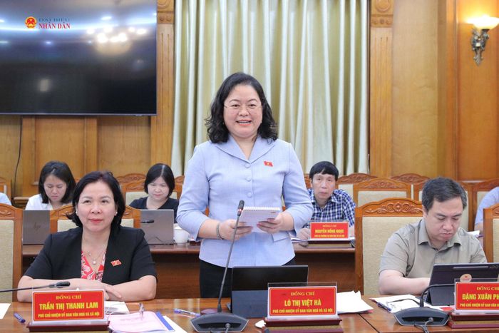 Phó Chủ nhiệm Ủy ban Văn hóa và Xã hội Lò Thị Việt Hà quan tâm tìm hiểu chính sách đối với trạm y tế cấp xã sau khi thực hiện chính quyền địa phương 2 cấp