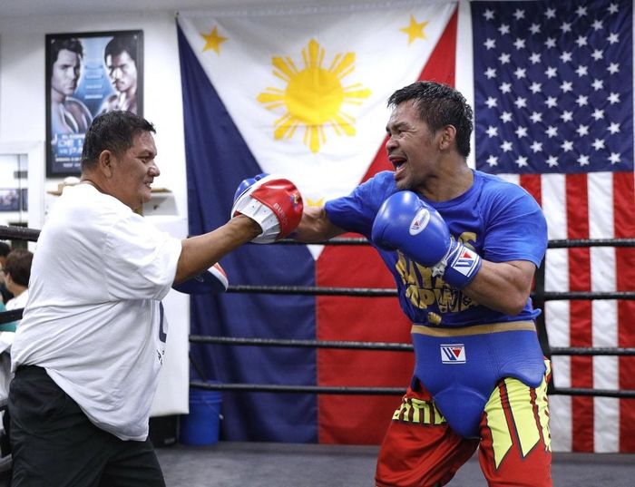 Ông Manny Pacquiao (phải) vẫn tập luyện quyền Anh ở tuổi 47. Ảnh: Facebook/@Manny Pacquiao