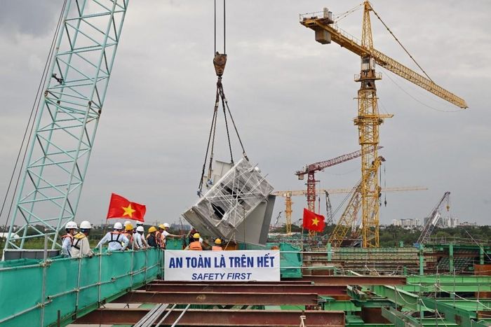 Đốt dầm dọc chủ đầu tiên được lắp đặt thành công ngày 31/8/2026. Ảnh: Ảnh: Sun Group.