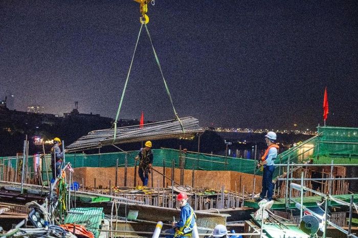 Công trường cầu Trần Hưng Đạo duy trì 28 mũi thi công ngày đêm với 700 người và hơn 120 máy móc, thiết bị. Ảnh: Sun Group.