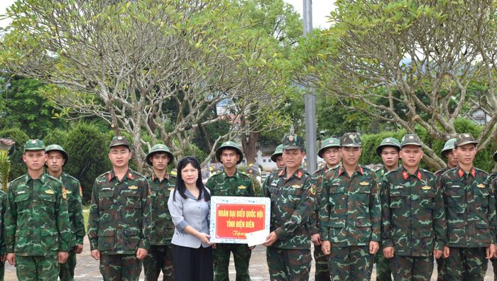 Phó Chủ nhiệm thường trực Ủy ban đại biểu Quốc hội trao quà động lực lượng thực hiện Chiến dịch 500 ngày đêm tại Nghĩa trang Liệt sĩ Độc Lập. Ảnh ĐBP