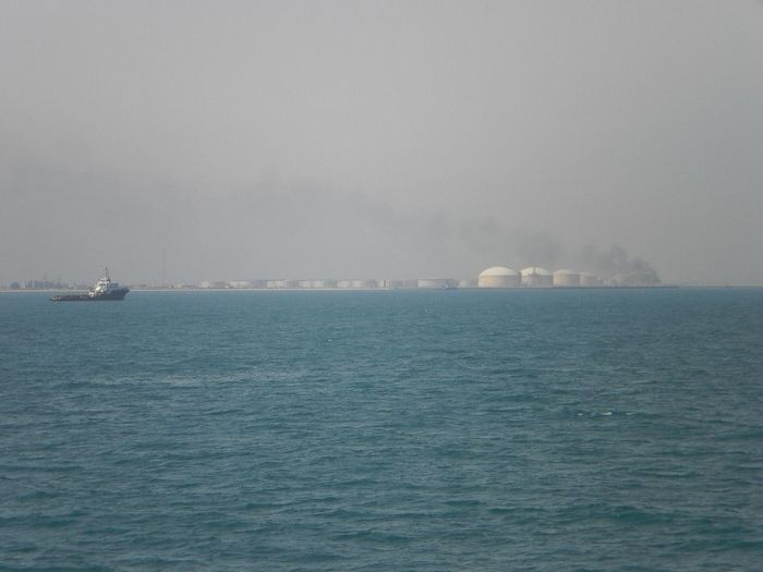 Các bồn chứa dầu tại Ras Tanura, Saudi Arabia. Ảnh: Ciacho5/Wikimedia Commons, CC BY-SA 3.0.