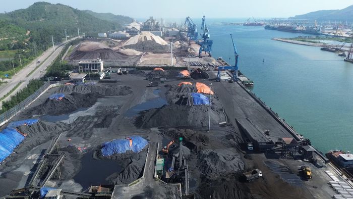 Than được tập kết tại khu vực bến Công ty TNHH Quang Trung.